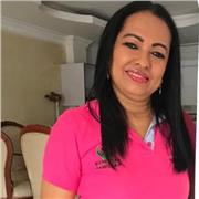 Profesora de Español y literatura imparte clase a niños